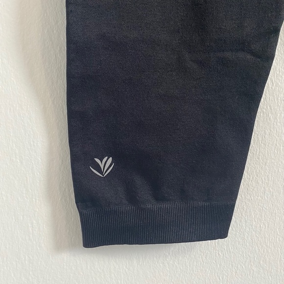 BLACK  FOREVER 21 CALF LENGHT LEGGINGS. - Picture 5 of 8